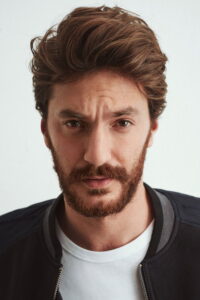 Sarp Can Köroğlu Bay Yanlış dizisi oyuncusu