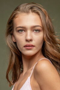 Melisa Döngel Holding oyuncusu Melisa Döngel Holding dizisi oyuncusu